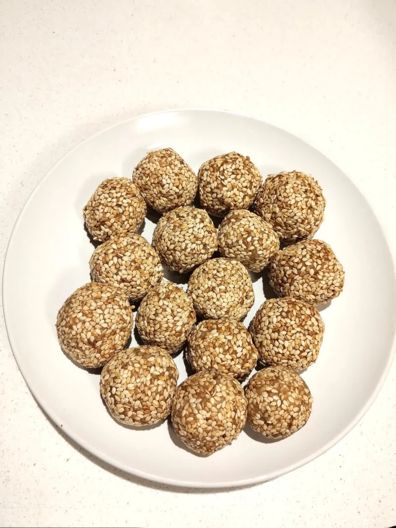 Energy balls - dates, almonds