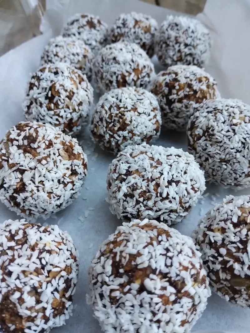 Energy balls - dates, almonds