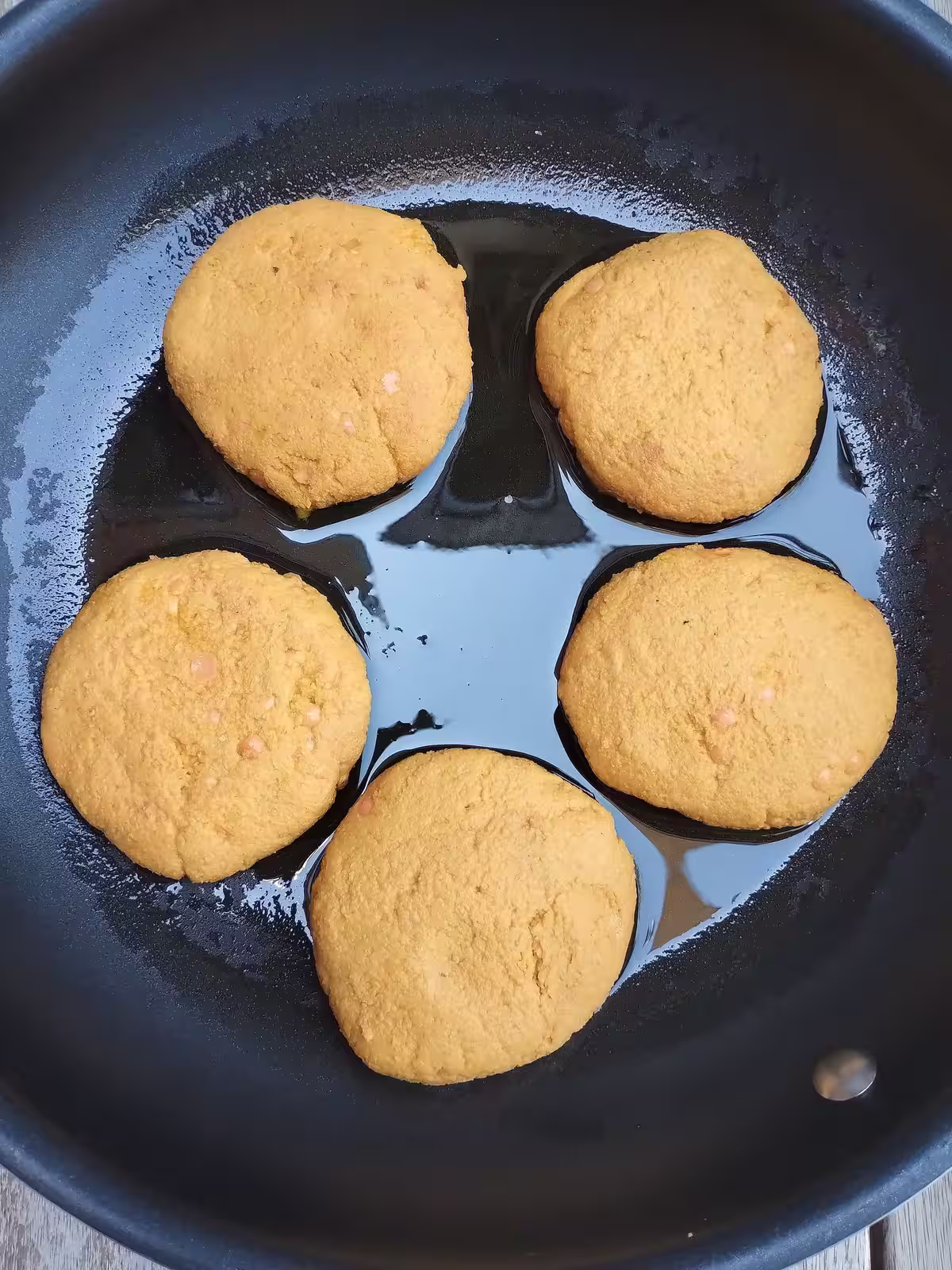 Cuisson des galettes de lentil dans une poil et de l'huile d'olive