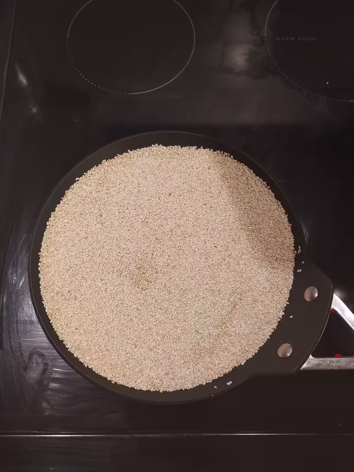 Sésame grillé dans une poêle