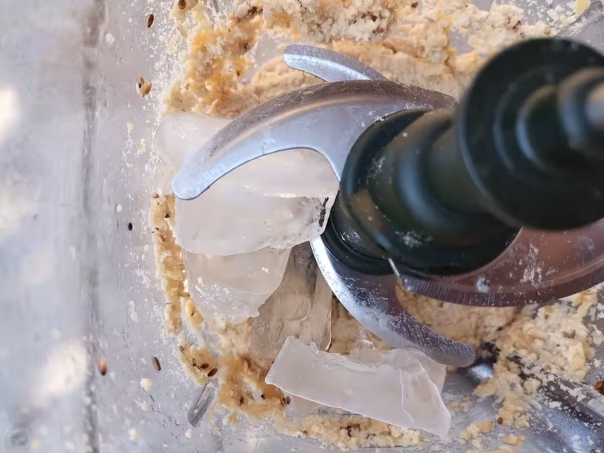 Ajout des glaçons au mélange