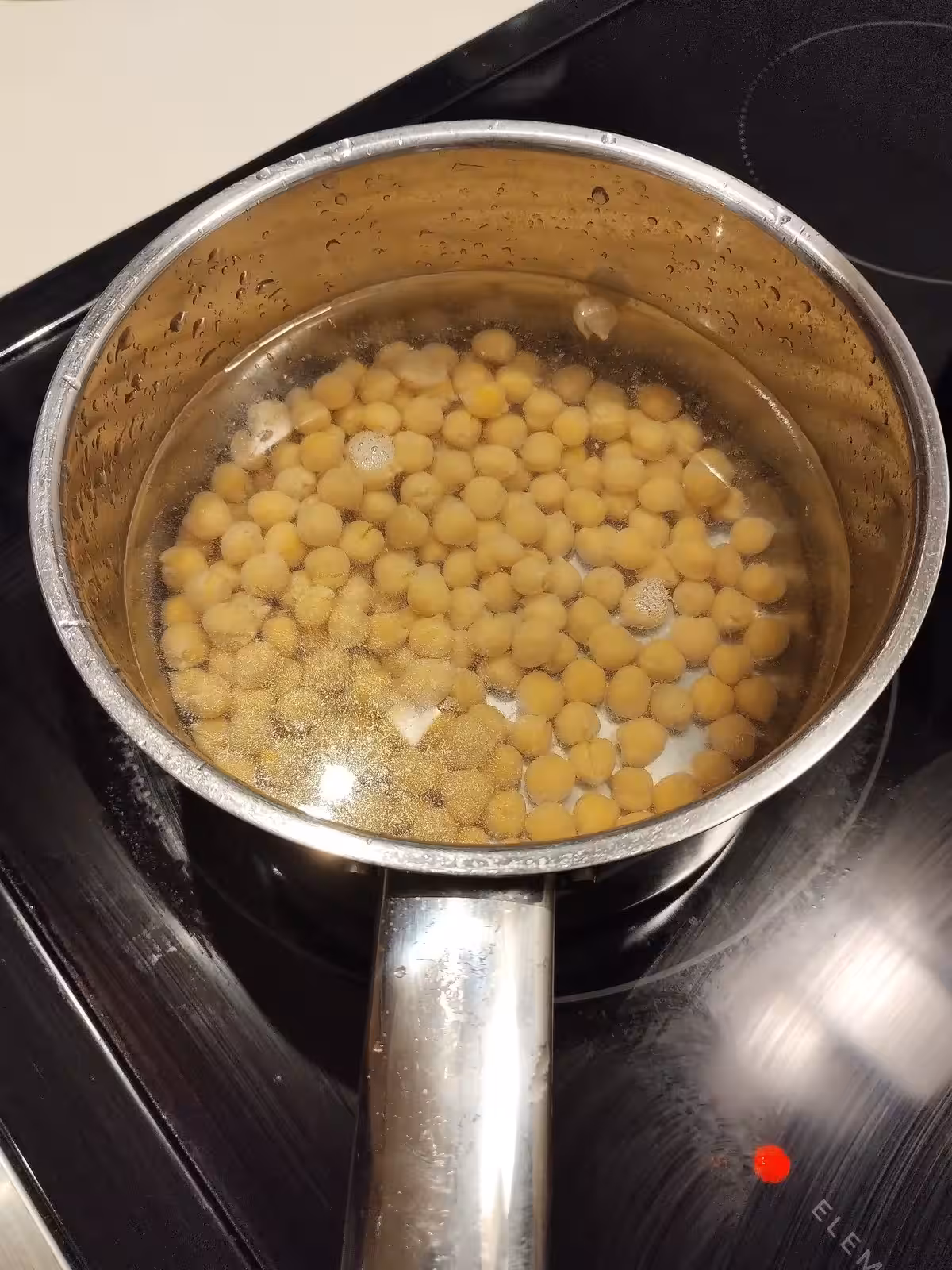 Cooking chickpeas in boiling water