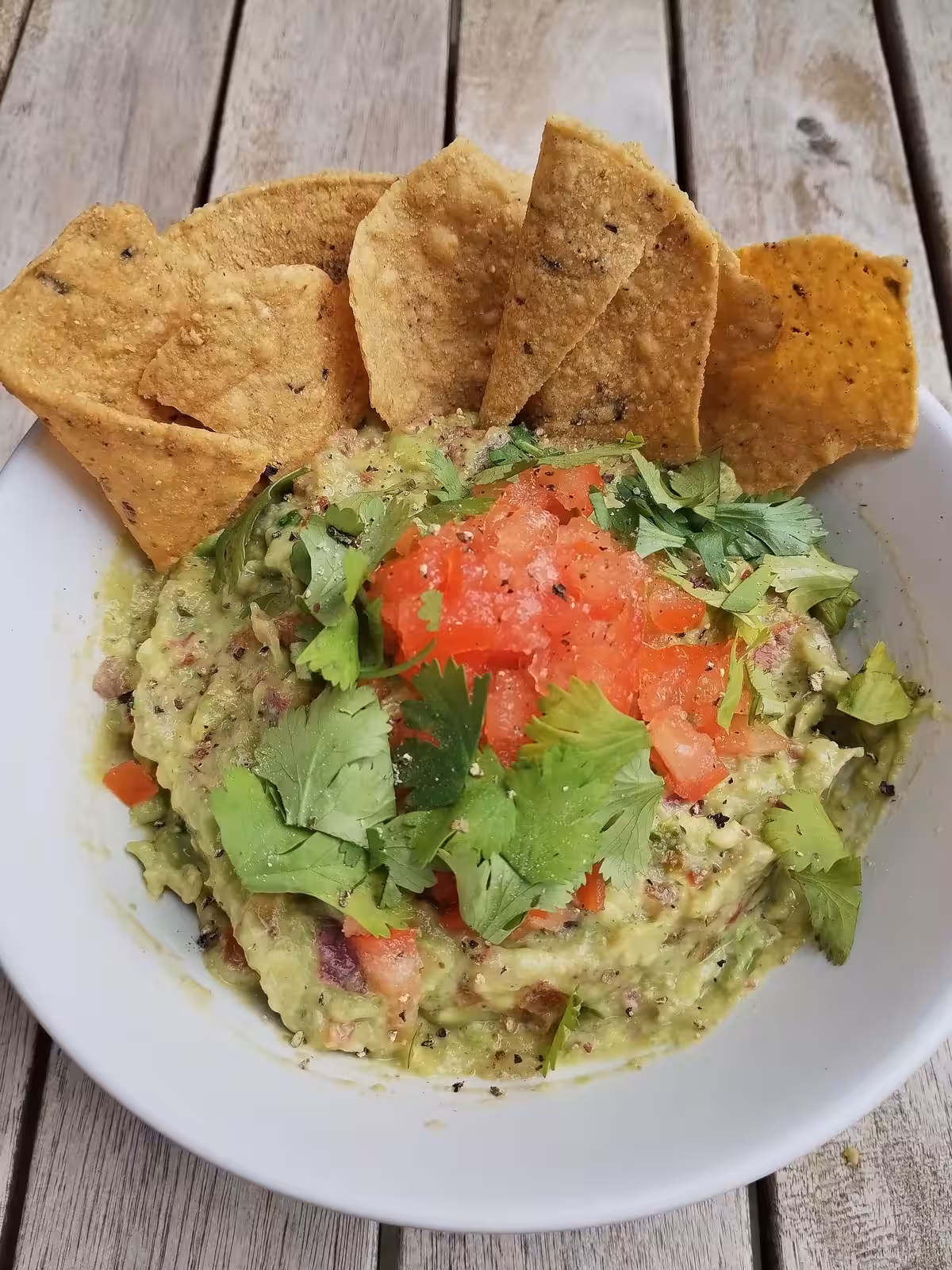 Le véritable guacamole mexicain servit avec des chips au maïs