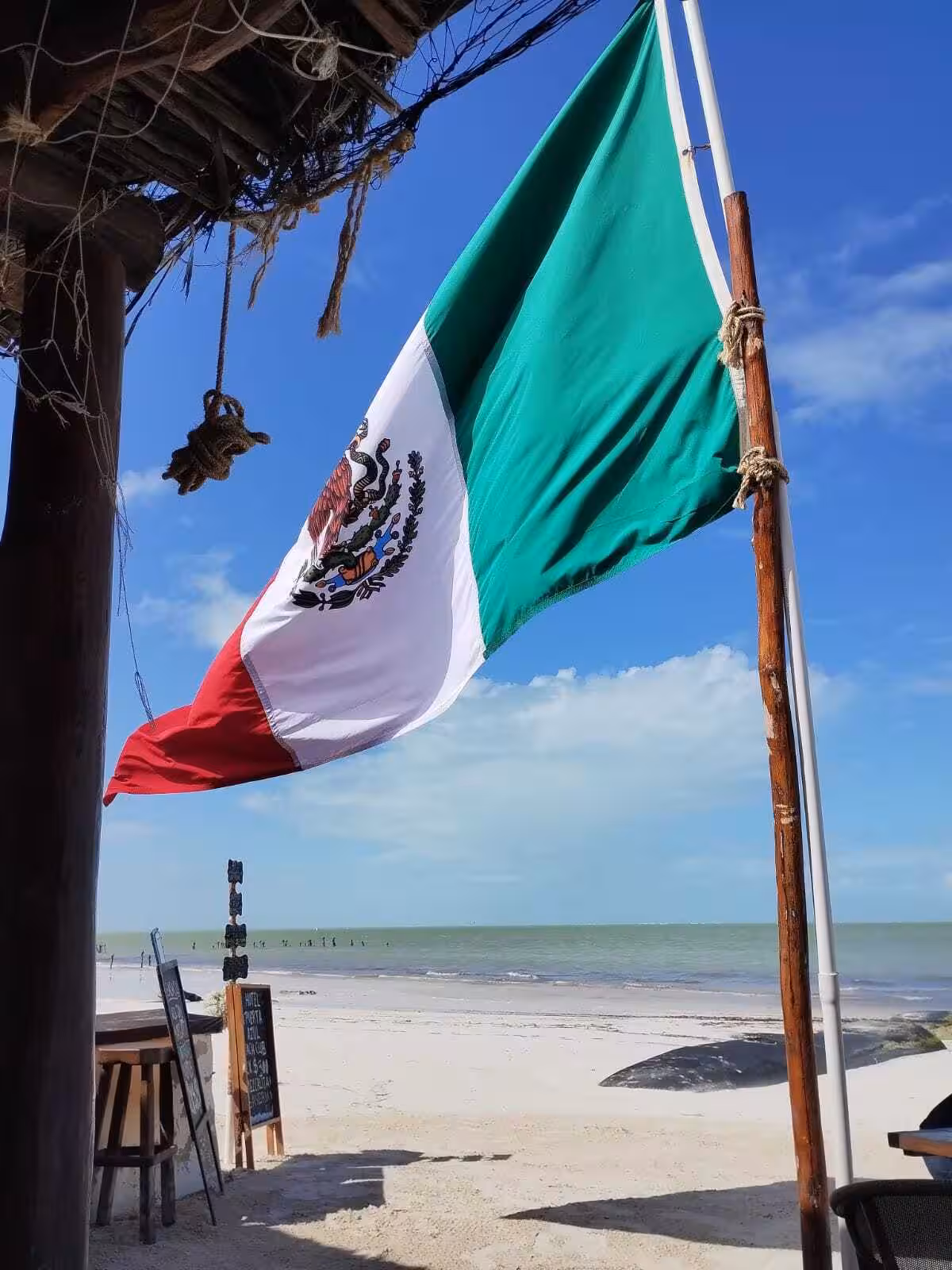 Restaurant sur une plage du Méxique, le drapeau du mexique flotte dans le vent