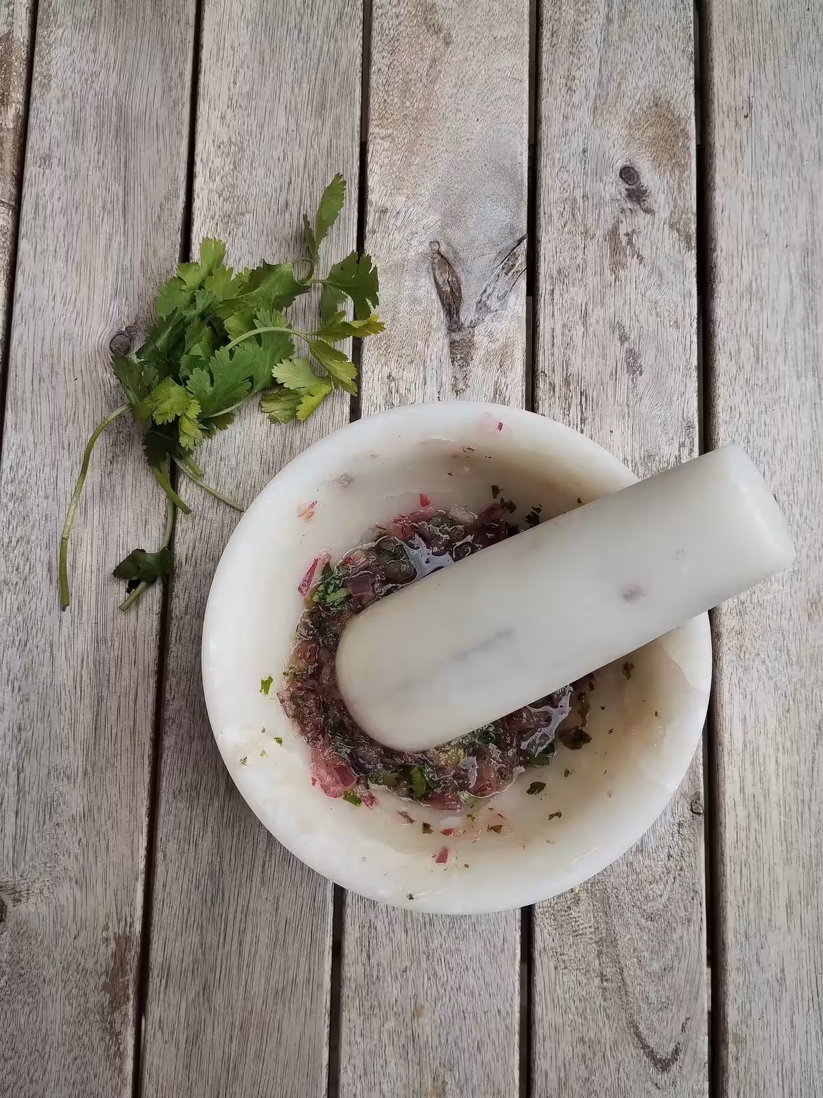 Coriander, onion, lemon crushed