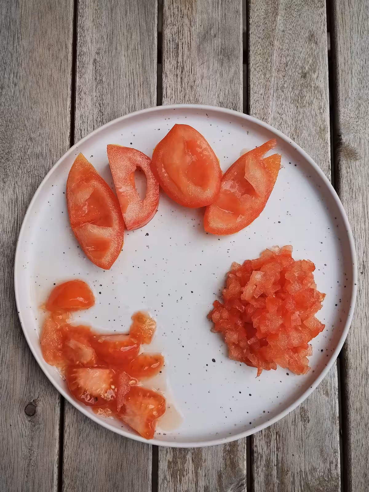 Découpe des tomates en petits cubes et sans la pulpe