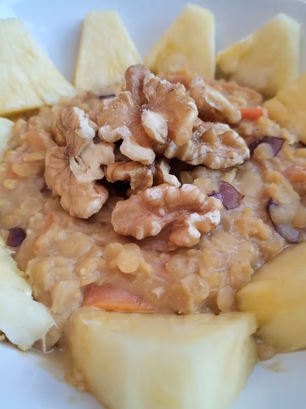 Lentilles corail, carottes servis avec des noix de grenoble et de l'ananas