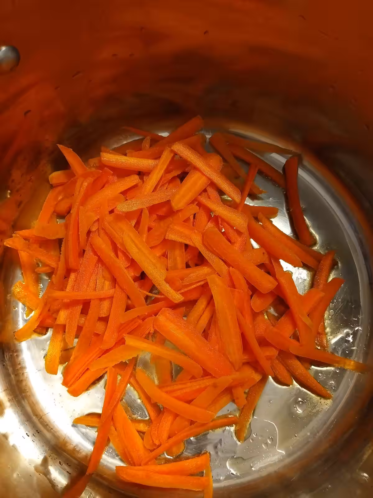 Carottes en fines lamelles et cuitent dans de l'huile d'olive