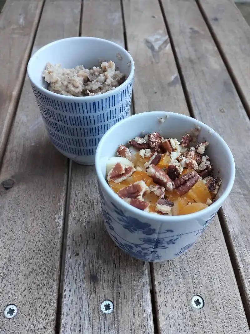 Porridge avec des noix et des fruits