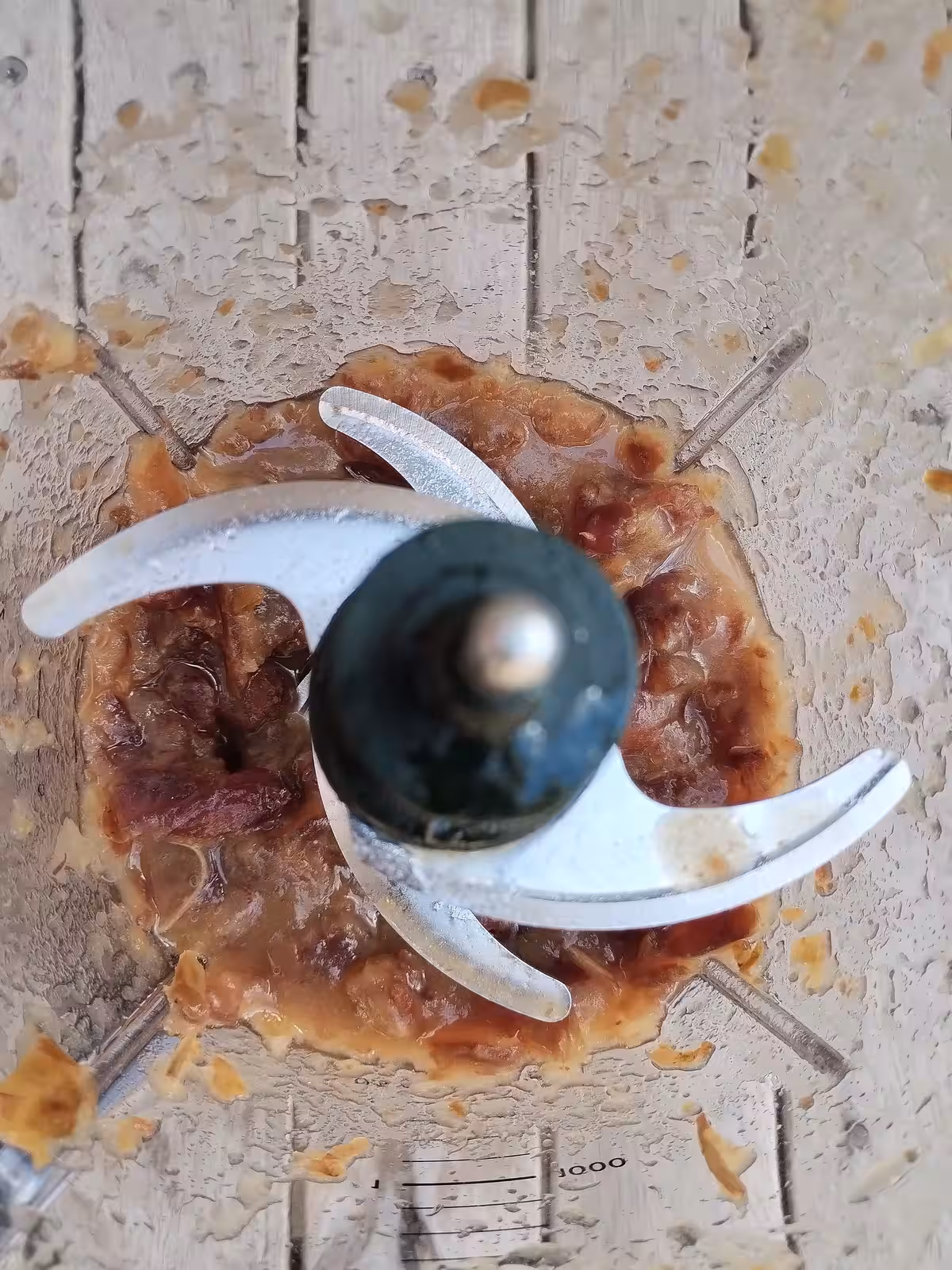 Mixez les dattes avec l'extrait de vanille dans un blender